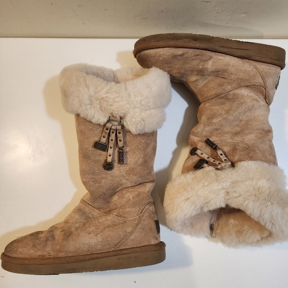 UGGS Australia women's  plumdale Genuine Shearling Charm boots with chestnut 5 - Picture 12 of 15